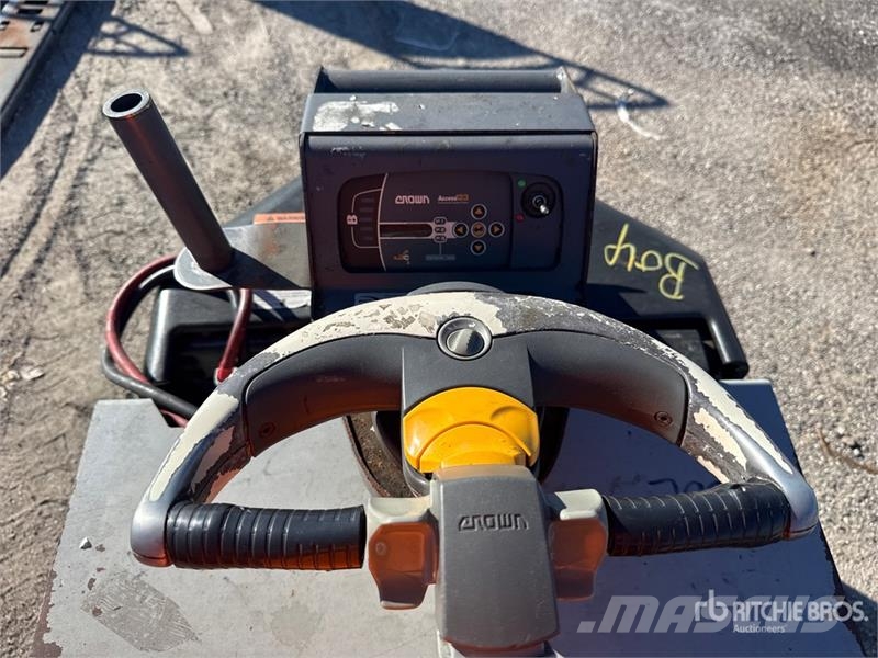 Crown PC4500-80 8000 lb Pallet Jack 手动码垛机