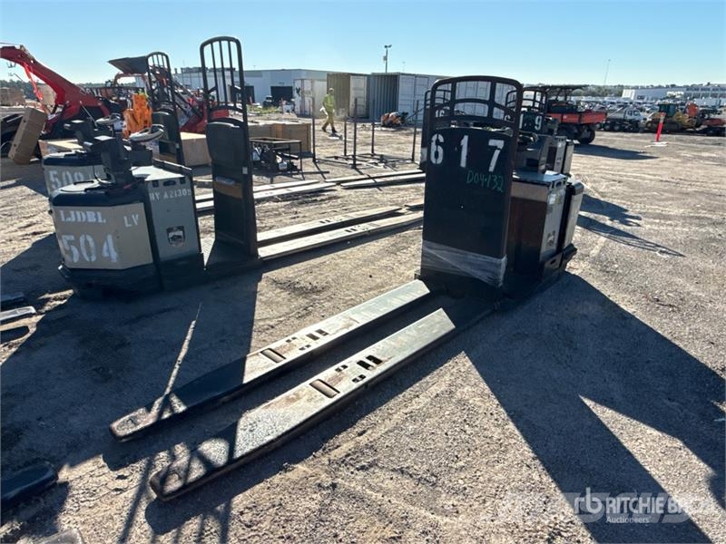 Crown PC4500-80 8000 lb Pallet Jack 手动码垛机