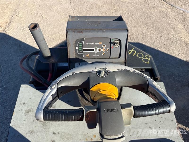 Crown PC4500-80 8000 lb Pallet Jack 手动码垛机