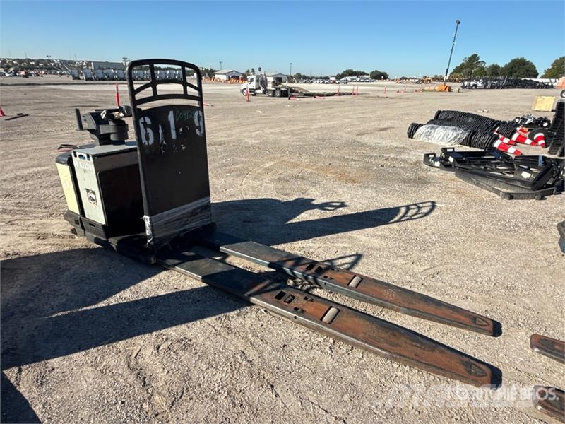 Crown PC4500-80 8000 lb Pallet Jack 手动码垛机