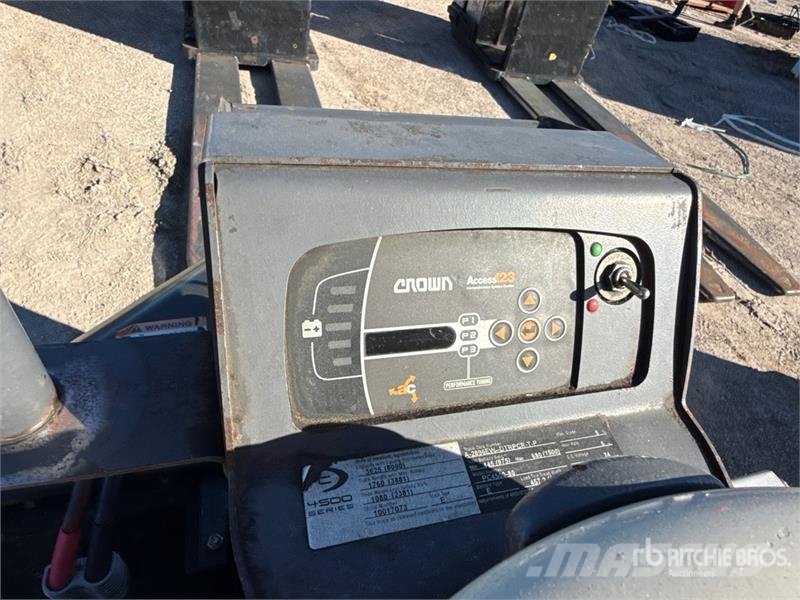 Crown PC4500-80 8000 lb Pallet Jack 手动码垛机