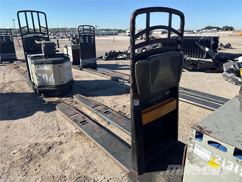 Crown PC4500-80 8000 lb Pallet Jack 手动码垛机