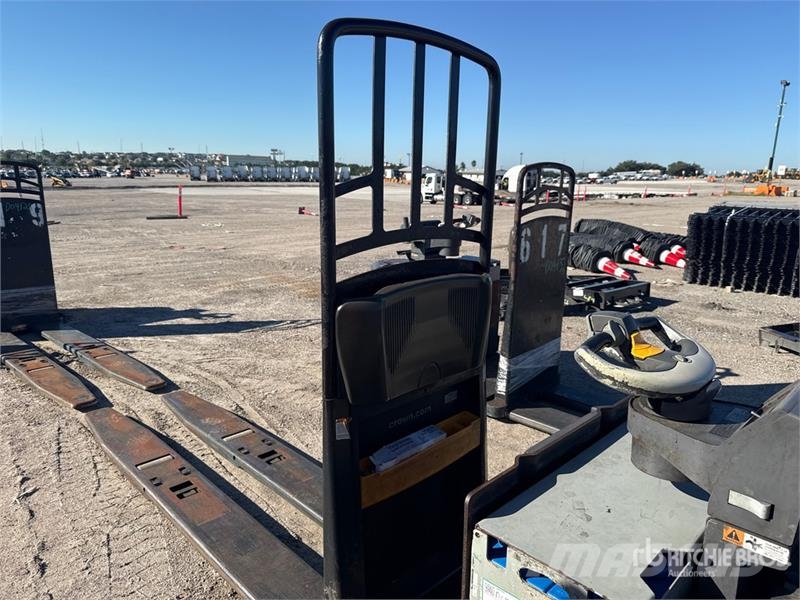Crown PC4500-80 8000 lb Pallet Jack 手动码垛机