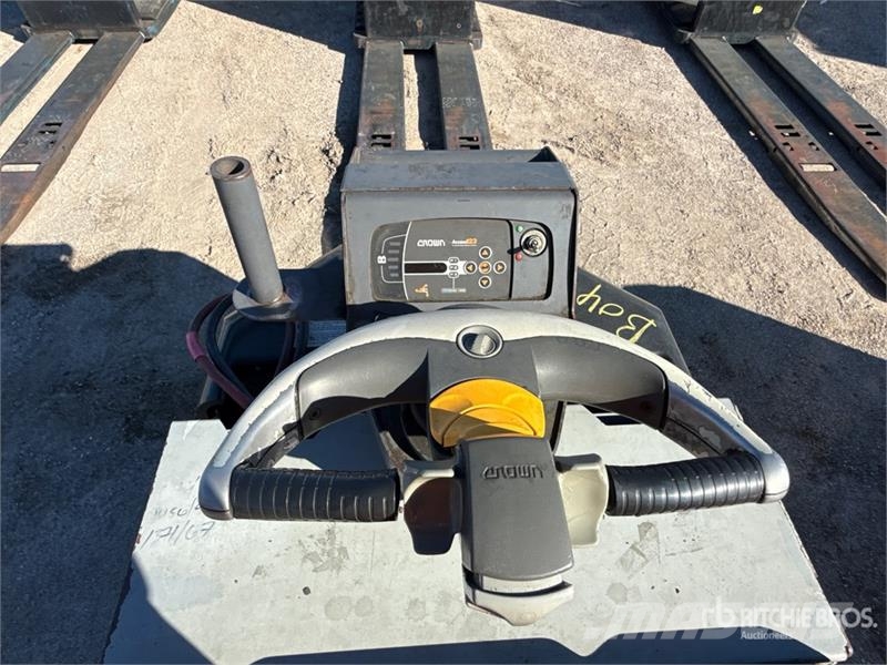 Crown PC4500-80 8000 lb Pallet Jack 手动码垛机