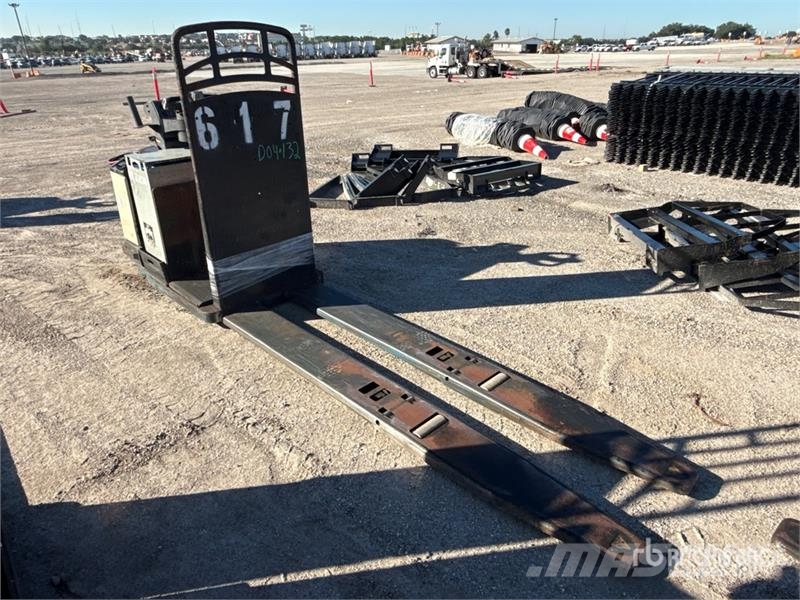 Crown PC4500-80 8000 lb Pallet Jack 手动码垛机