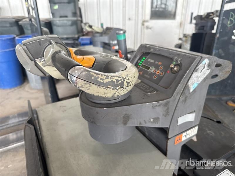 Crown PC4500-80 8000 lb Electric Pallet Jack 手拉式油壓拖板車