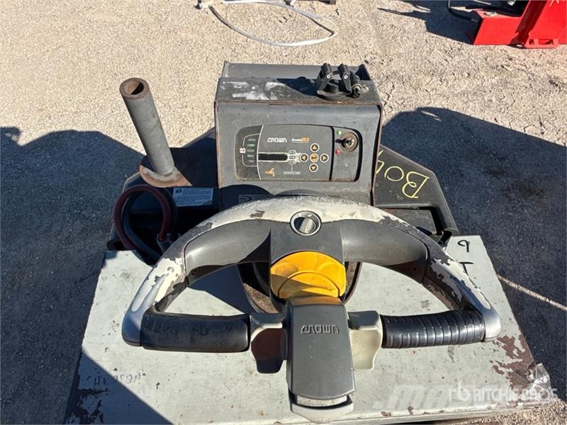 Crown PC4500-80 8000 lb Pallet Jack 手动码垛机