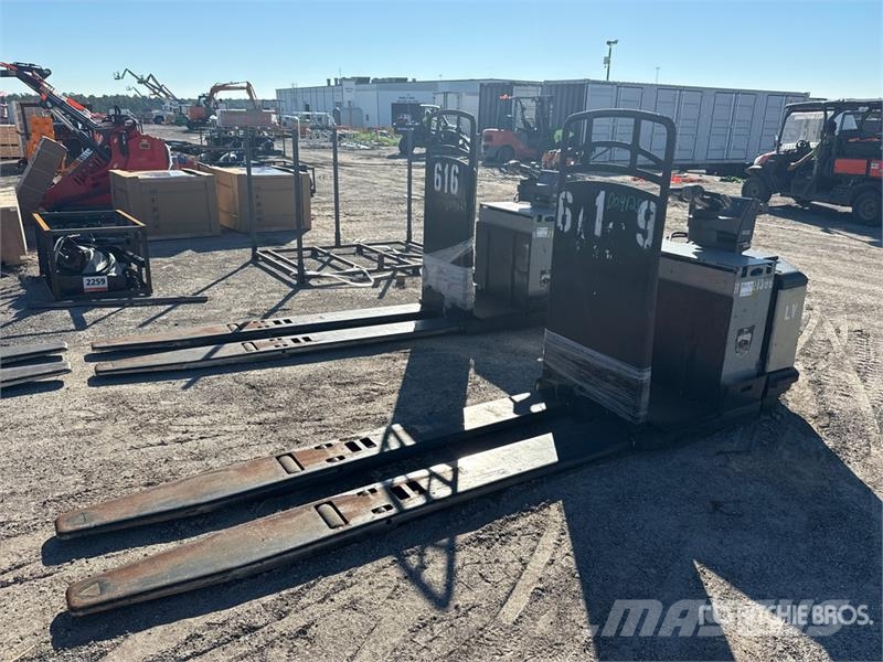 Crown PC4500-80 8000 lb Pallet Jack 手动码垛机