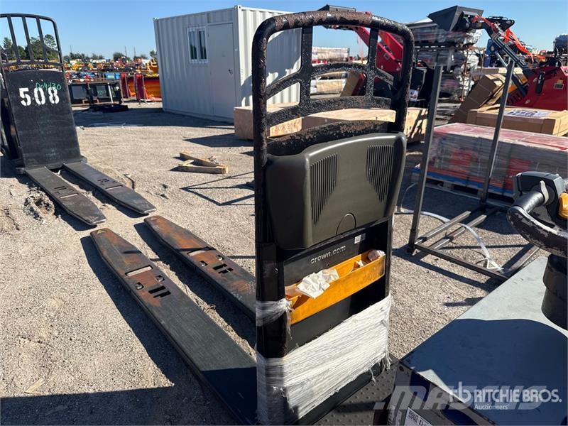 Crown PC4500-80 8000 lb Pallet Jack 手动码垛机