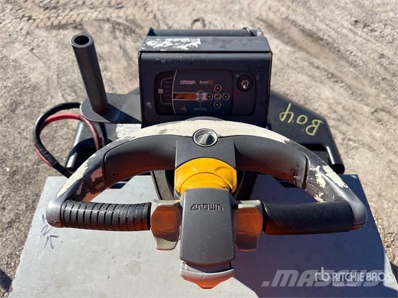 Crown PC4500-80 8000 lb Pallet Jack 手动码垛机