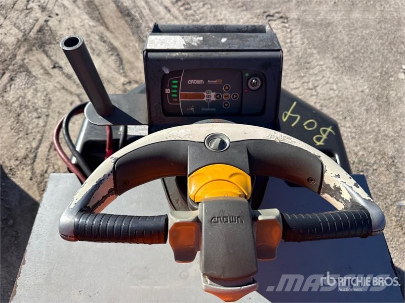 Crown PC4500-80 8000 lb Pallet Jack 手动码垛机