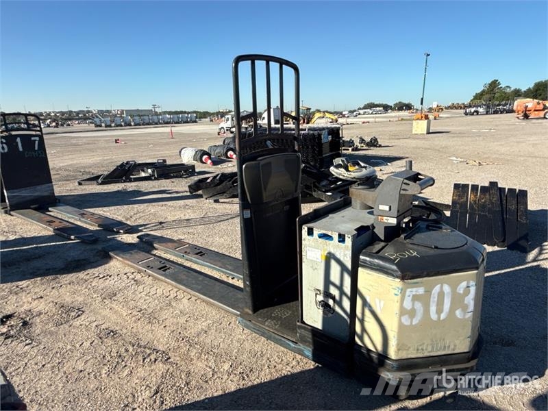 Crown PC4500-80 8000 lb Pallet Jack 手动码垛机