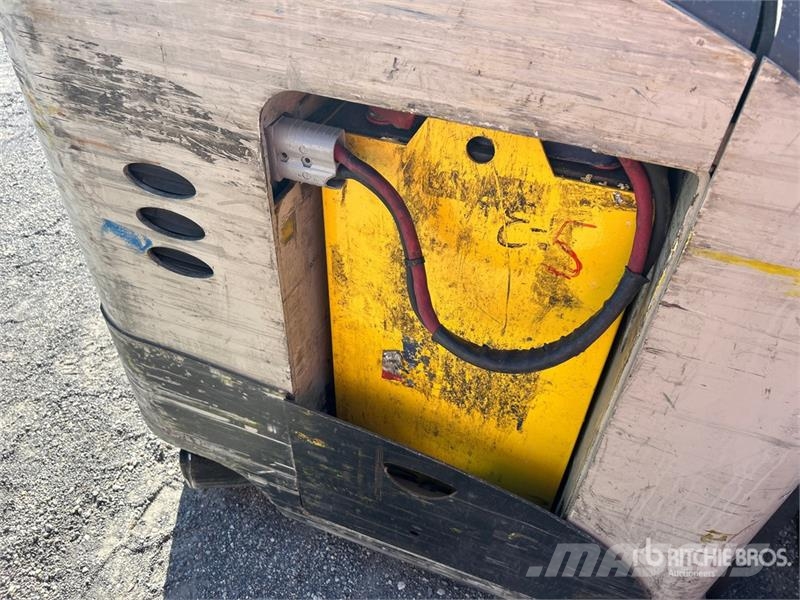 Crown RD 5525-30 3000 lb Electric Forklift Electric forklifts