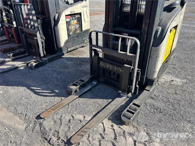 Crown RD 5525-30 3000 lb Electric Forklift Electric forklifts