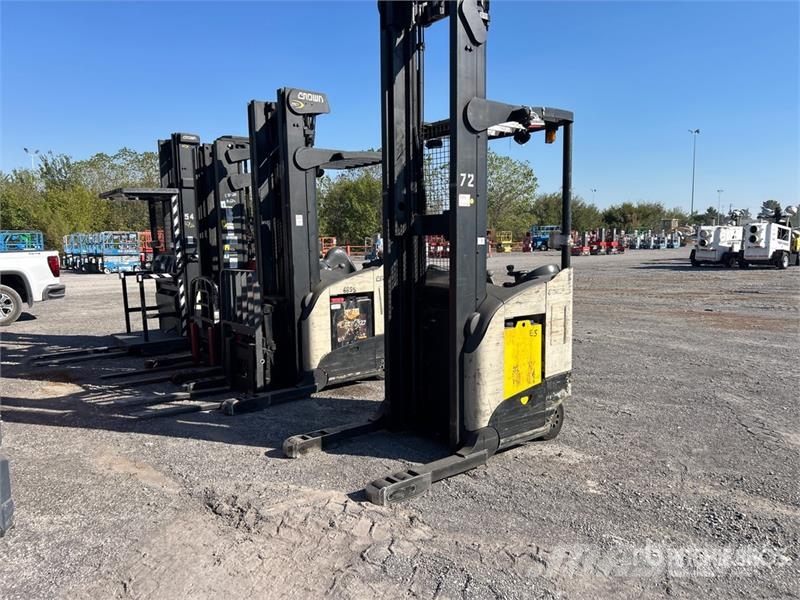Crown RD 5525-30 3000 lb Electric Forklift Electric forklifts