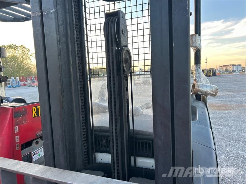 Crown RD 5725-30 3000 lb Reach Truck 리치 트럭