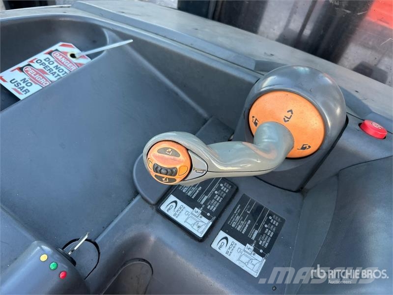 Crown RD 5725-30 3000 lb Reach Truck 리치 트럭