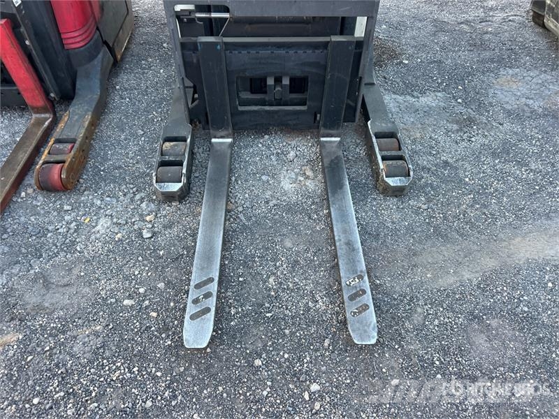Crown RD 5725-30 3000 lb Reach Truck 리치 트럭