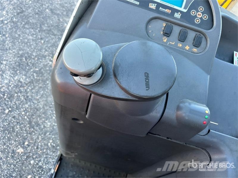 Crown RD 5725-30 3000 lb Reach Truck 리치 트럭