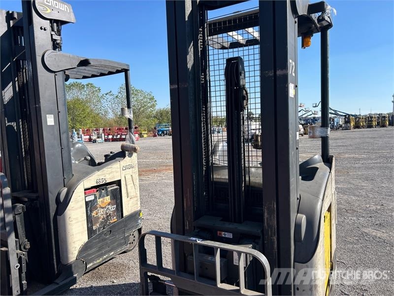 Crown RD5525-30 3000 lb Electric Forklift Carrelli elevatori elettrici