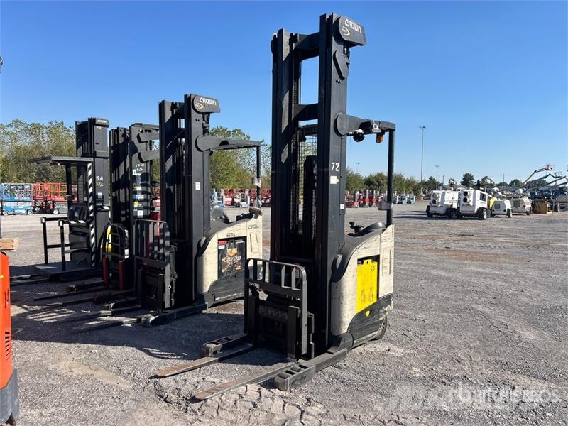 Crown RD5525-30 3000 lb Electric Forklift Carrelli elevatori elettrici
