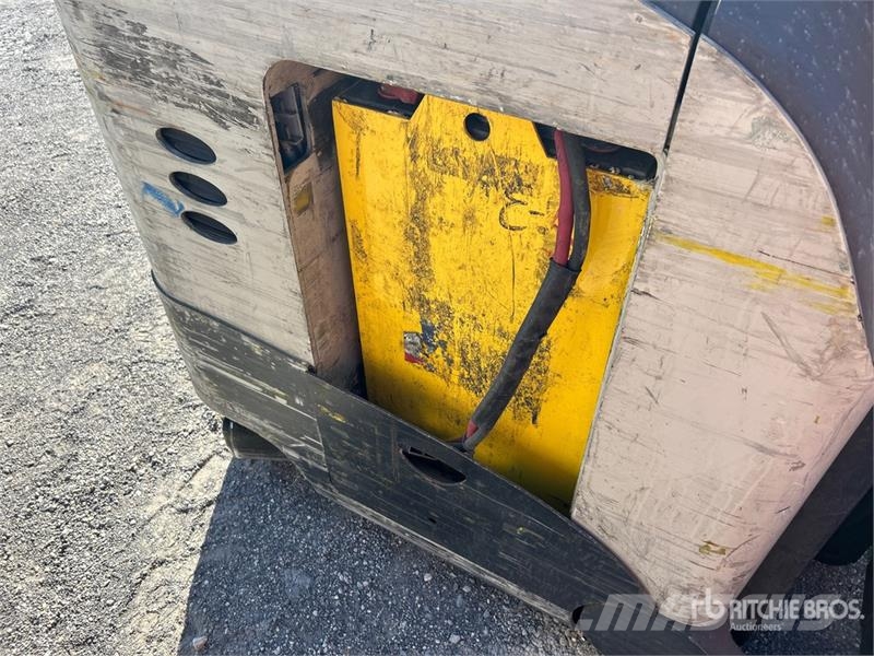 Crown RD5525-30 3000 lb Electric Forklift Carrelli elevatori elettrici