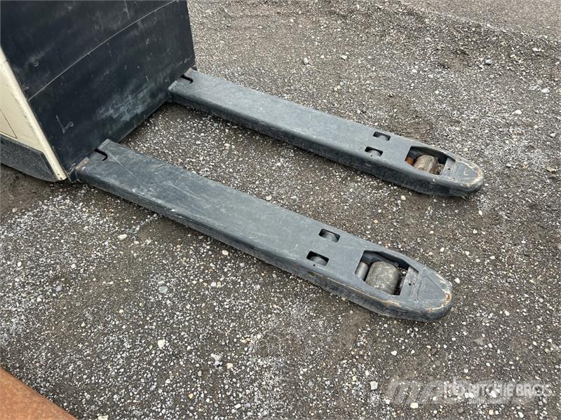 Crown RT4020-45 4409 lb Electric Pallet Jack 핸드파레트 트럭
