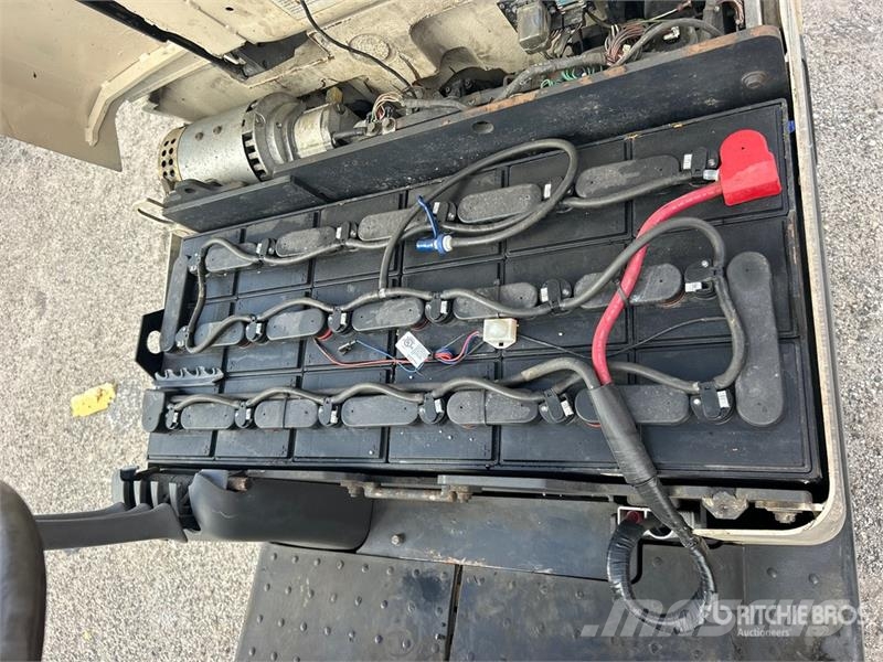 Crown SC4010-30 2500 lb Electric Forklift Electric forklifts