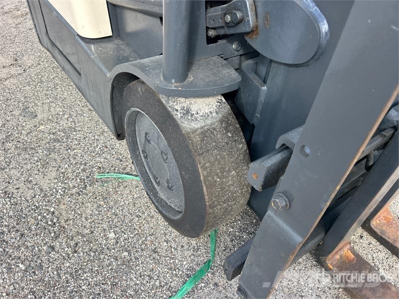 Crown SC4010-30 2500 lb Electric Forklift Electric forklifts