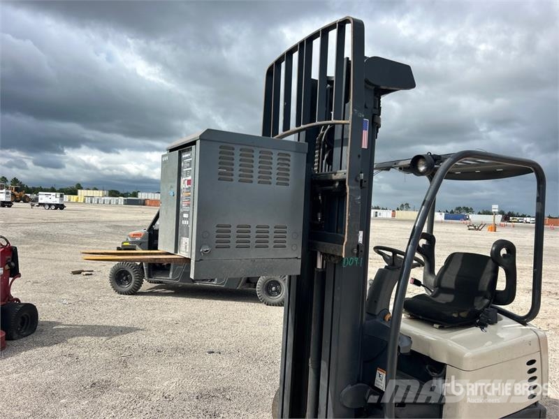 Crown SC4010-30 2500 lb Electric Forklift Electric forklifts