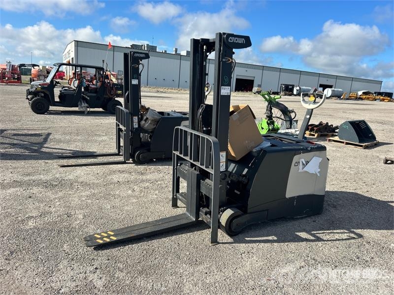 Crown SHC5540-30 3000 lb Electric Stacker Apiladoras eléctricos