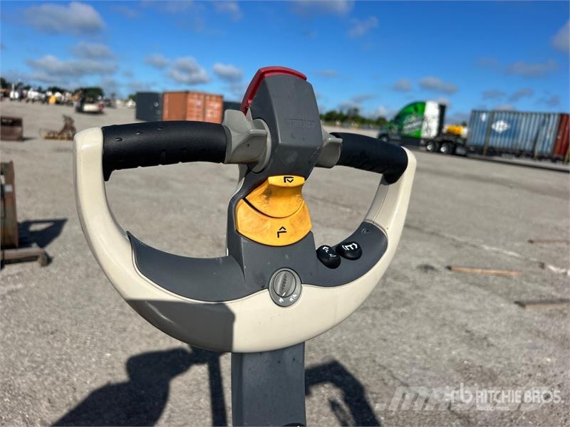 Crown SHC5540-30 3000 lb Electric Stacker Apiladoras eléctricos
