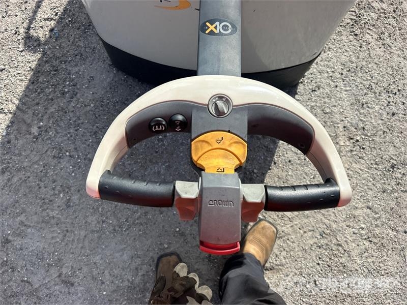 Crown SHC5540-30 3000 lb Electric Stacker Apiladoras eléctricos