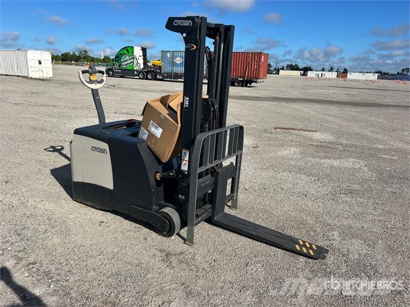 Crown SHC5540-30 3000 lb Electric Stacker Apiladoras eléctricos