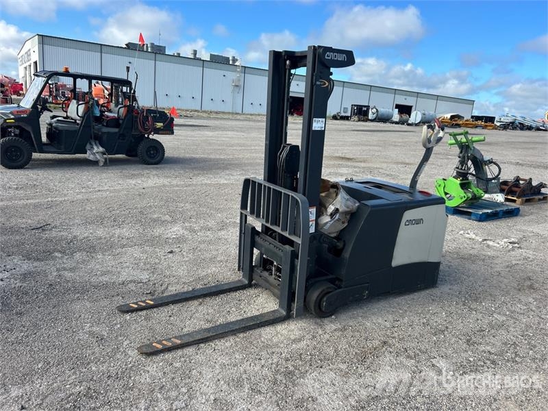 Crown SHC5540-30 3000 lb Electric Stacker Apiladoras eléctricos