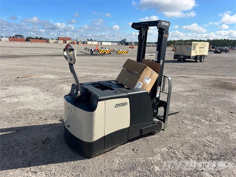 Crown SHC5540-30 3000 lb Electric Stacker Apiladoras eléctricos