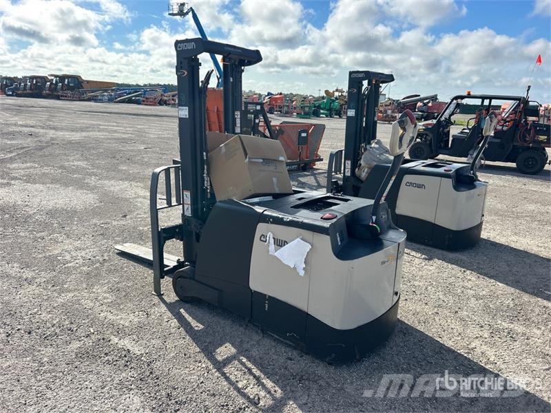 Crown SHC5540-30 3000 lb Electric Stacker Apiladoras eléctricos