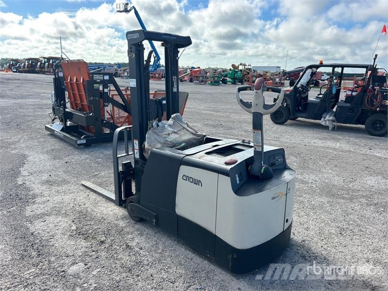 Crown SHC5540-30 3000 lb Electric Stacker Apiladoras eléctricos