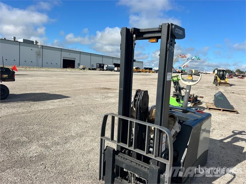 Crown SHC5540-30 3000 lb Electric Stacker Apiladoras eléctricos