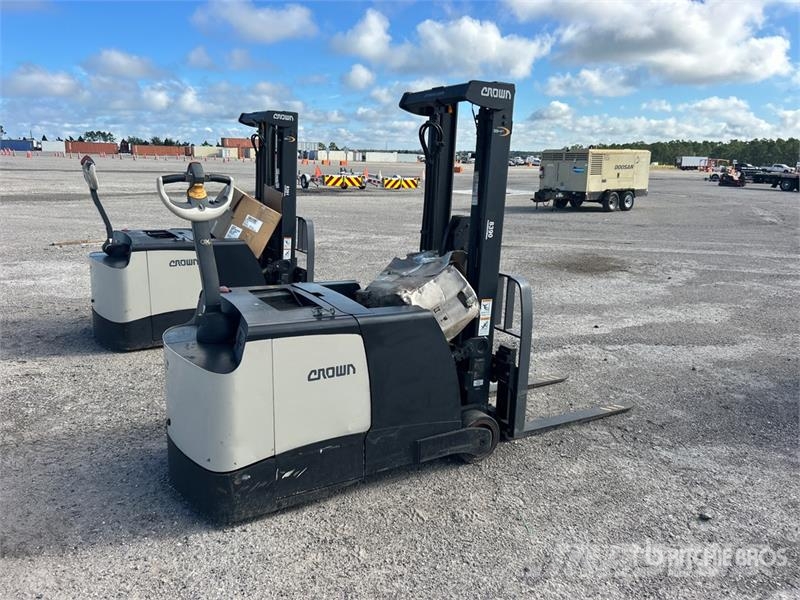 Crown SHC5540-30 3000 lb Electric Stacker Apiladoras eléctricos