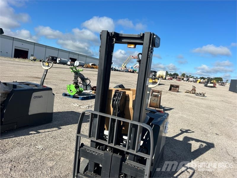 Crown SHC5540-30 3000 lb Electric Stacker Apiladoras eléctricos