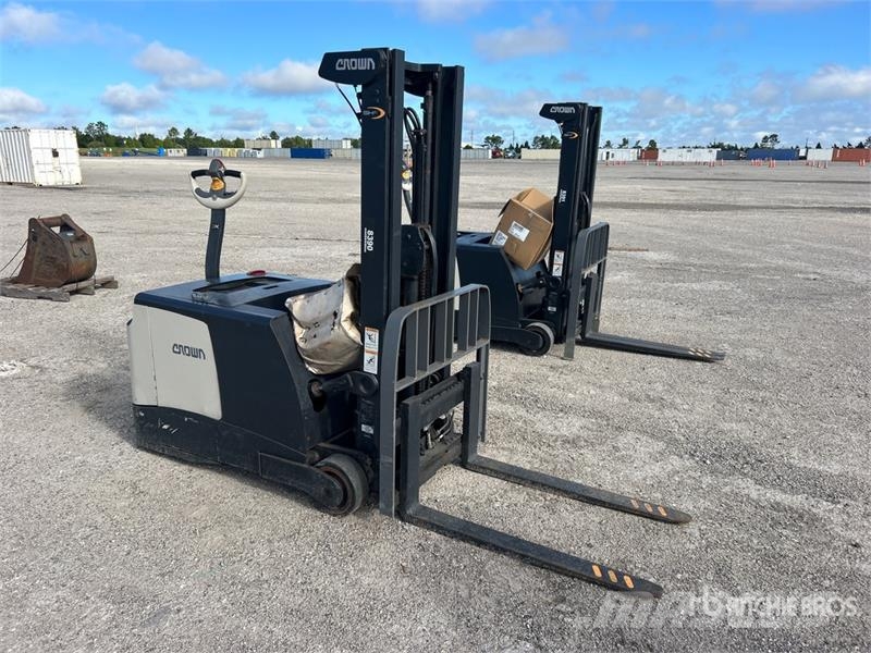 Crown SHC5540-30 3000 lb Electric Stacker Apiladoras eléctricos