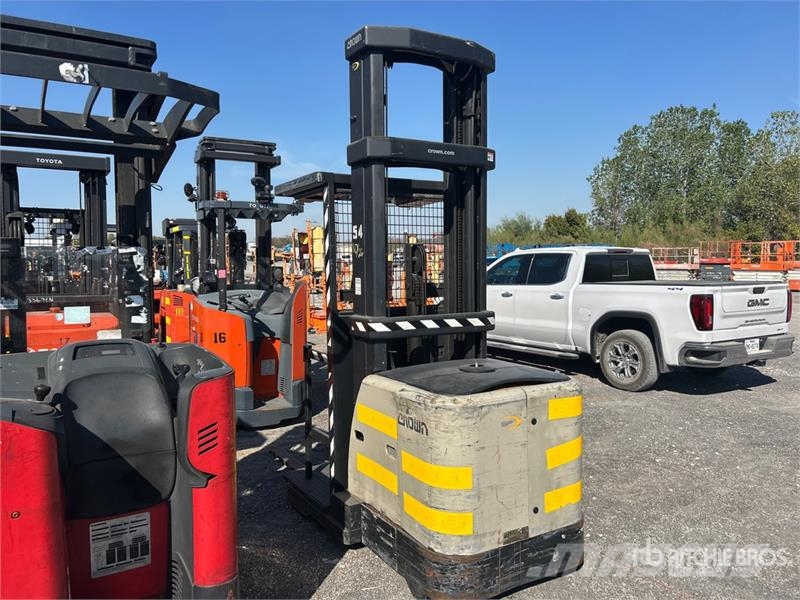 Crown SP3520-30 3000 lb Order Picker Srednje dizajući komisioni viljuškar