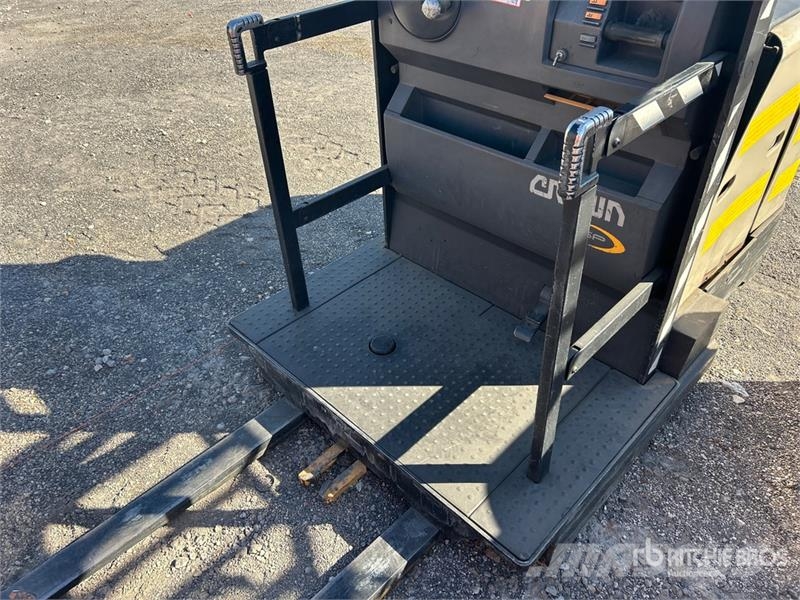 Crown SP3520-30 3000 lb Order Picker Srednje dizajući komisioni viljuškar