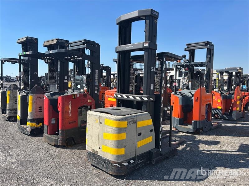 Crown SP3520-30 3000 lb Order Picker Srednje dizajući komisioni viljuškar