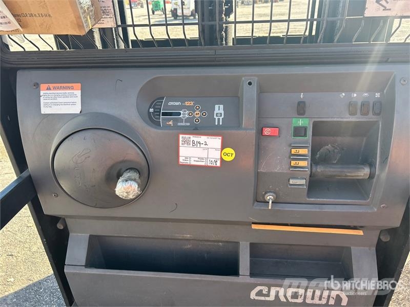 Crown SP3520-30 3000 lb Order Picker Srednje dizajući komisioni viljuškar
