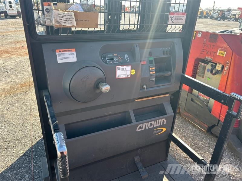 Crown SP3520-30 3000 lb Order Picker Srednje dizajući komisioni viljuškar