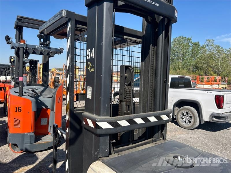 Crown SP3520-30 3000 lb Order Picker Srednje dizajući komisioni viljuškar