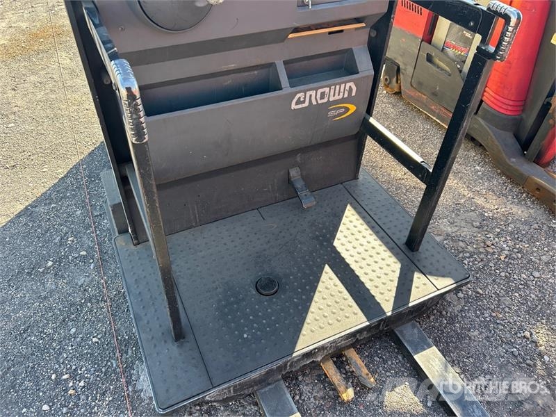 Crown SP3520-30 3000 lb Order Picker Srednje dizajući komisioni viljuškar