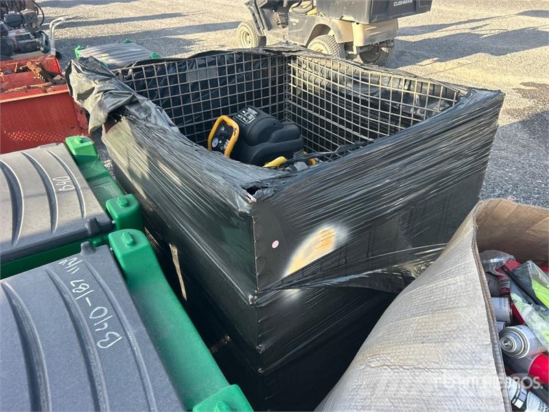 DeWalt of (2) Dewalt 4.8 cfm Electric 15 gal Air Compress مكابس